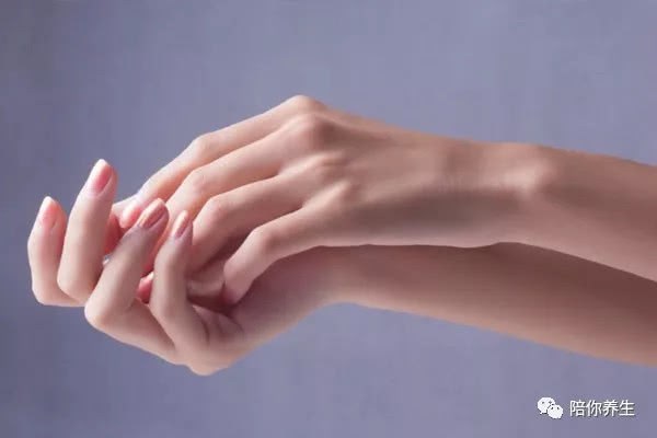拳头握紧随后松开摸脚背血管真的能知道患上动脉硬化吗