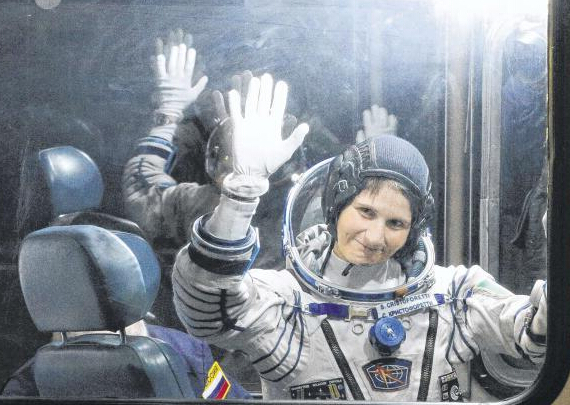 　　意大利首位女航天员昨天清晨上太空，出发前向送行者挥手致意。