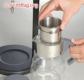 将咖啡粉滤杯置入下壶位置