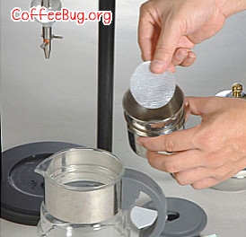 用水湿润滤布过滤器，然后放入咖啡粉杯中